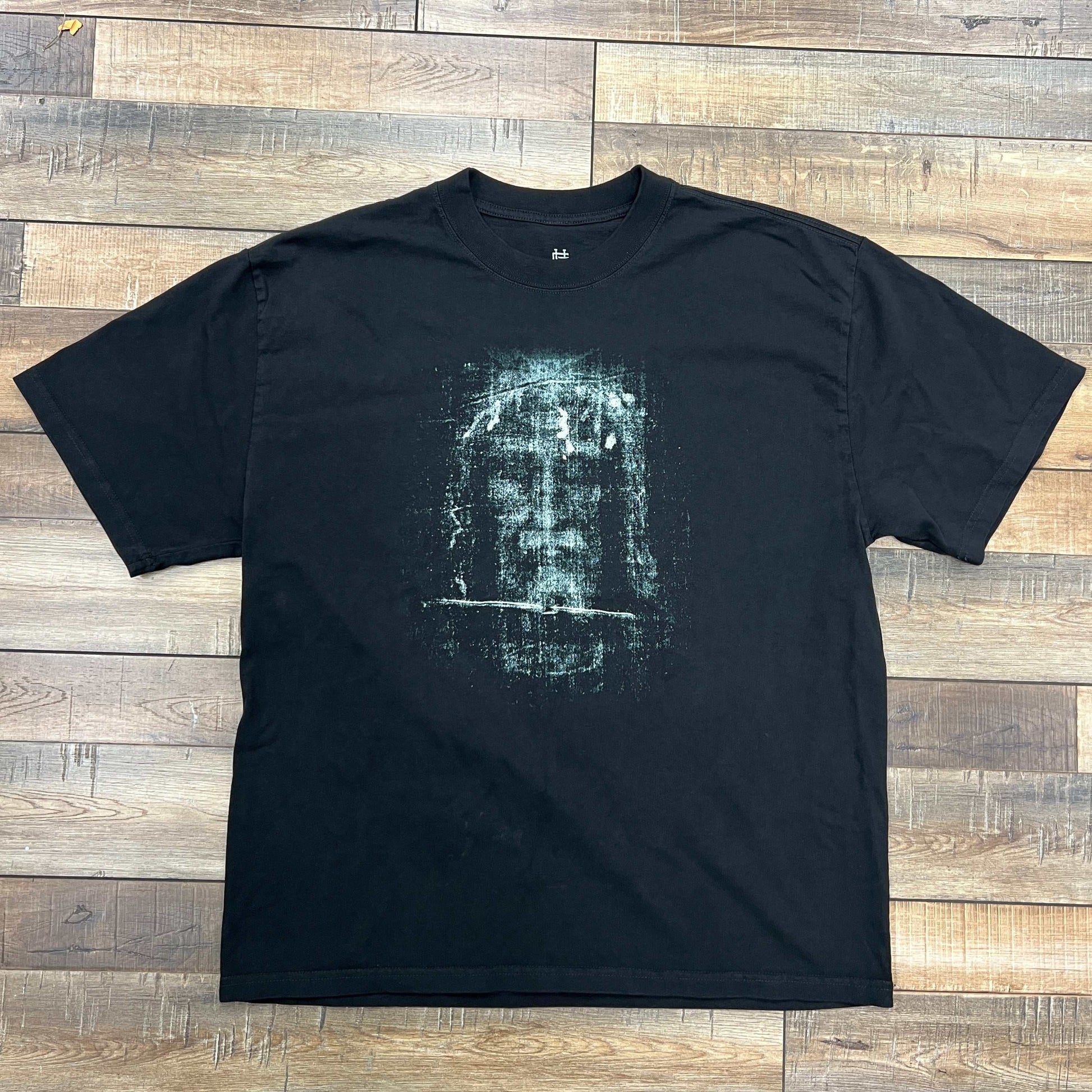 HG Risen Tee Black with abstract graphic, slight cropped fit.