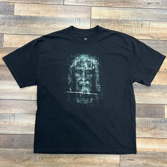 HG Risen Tee Black with abstract graphic, slight cropped fit.