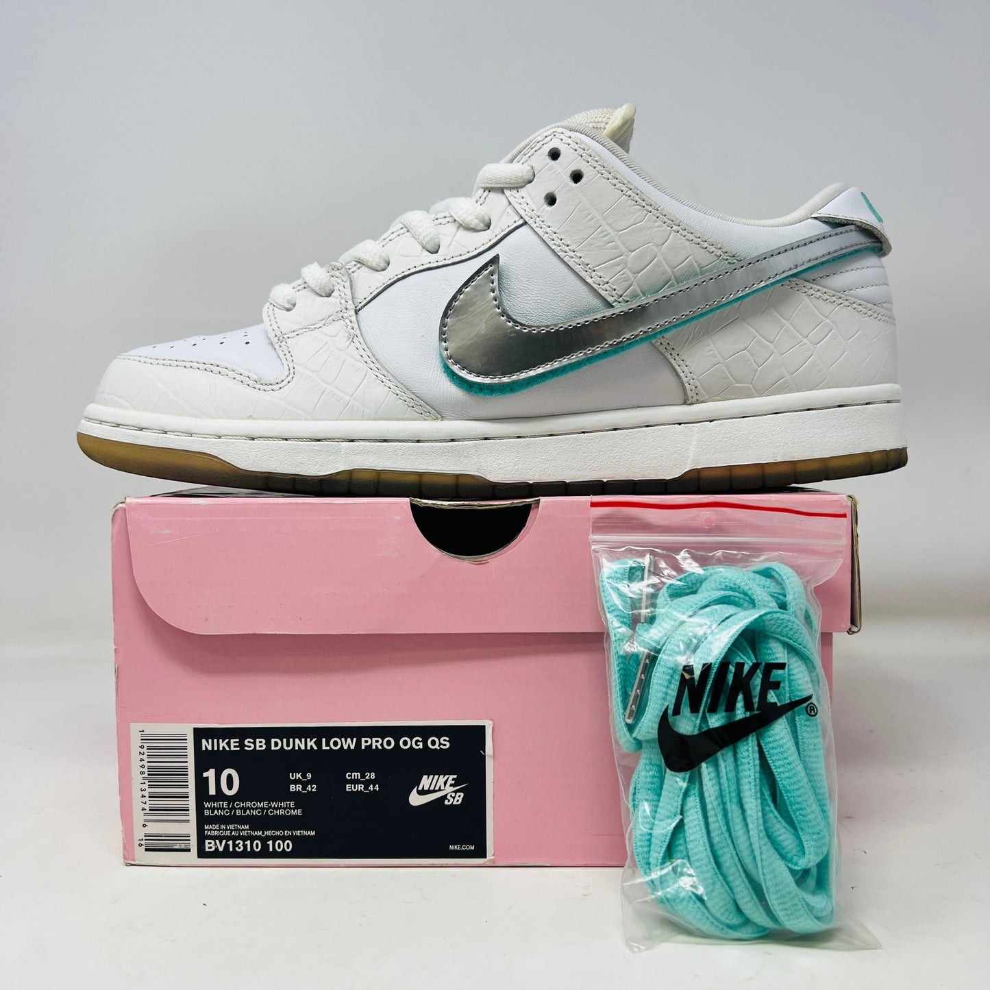 Nike SB Dunk Low Diamond Supply Co. White Diamond sneakers, clean condition, extra laces, 2018 release.
