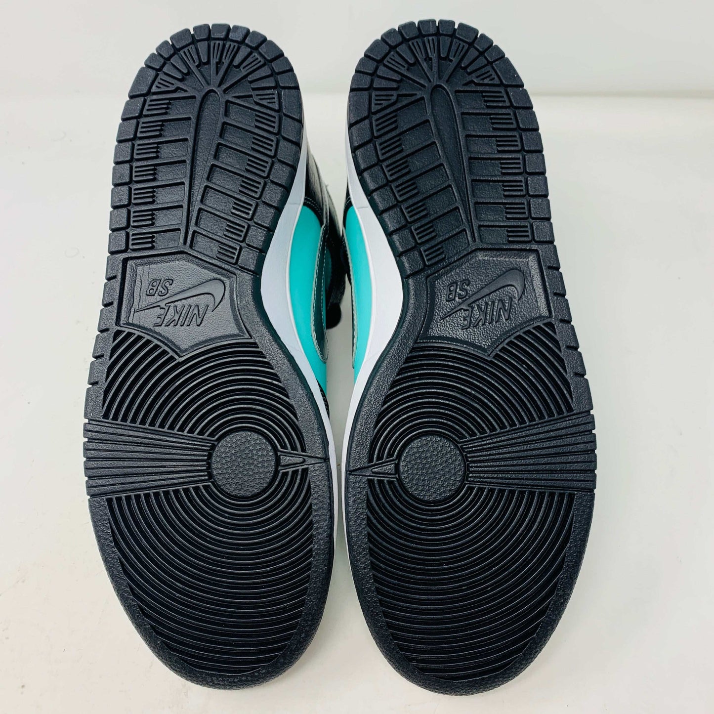 Nike SB Dunk High Diamond Supply Co. 2014, brand new condition, Tiffany laces, sole view.