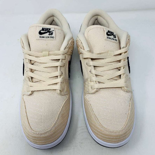 Nike SB Dunk Low Albino and Preto sneakers with black swoosh on box, four colored laces included.