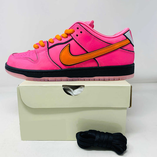 Nike SB Dunk Low The Powerpuff Girls Blossom sneakers in pink and orange with black laces, 2023 model.