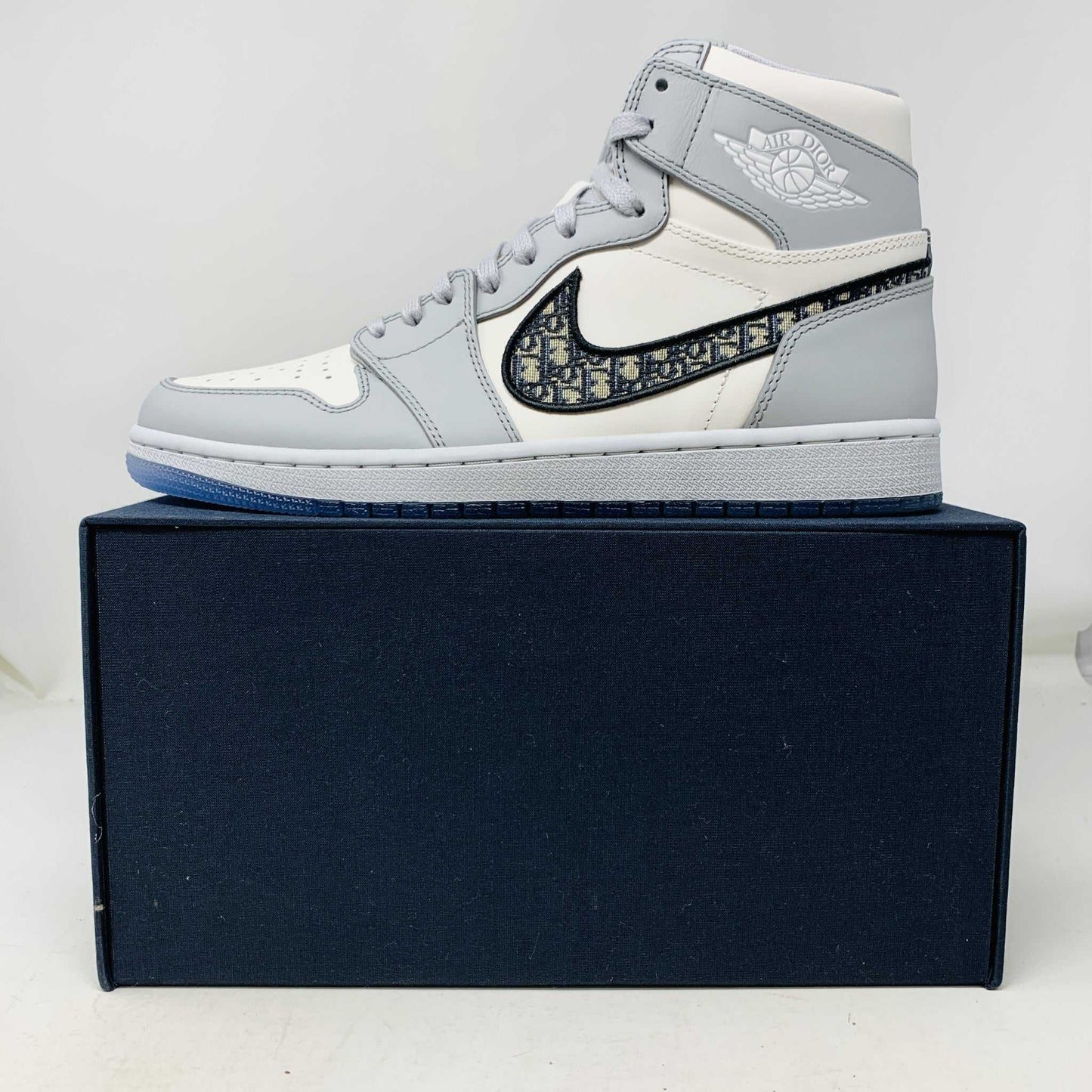 Jordan 1 Retro High Dior 43 sneaker, brand new condition, size 9.5, includes box and accessories.