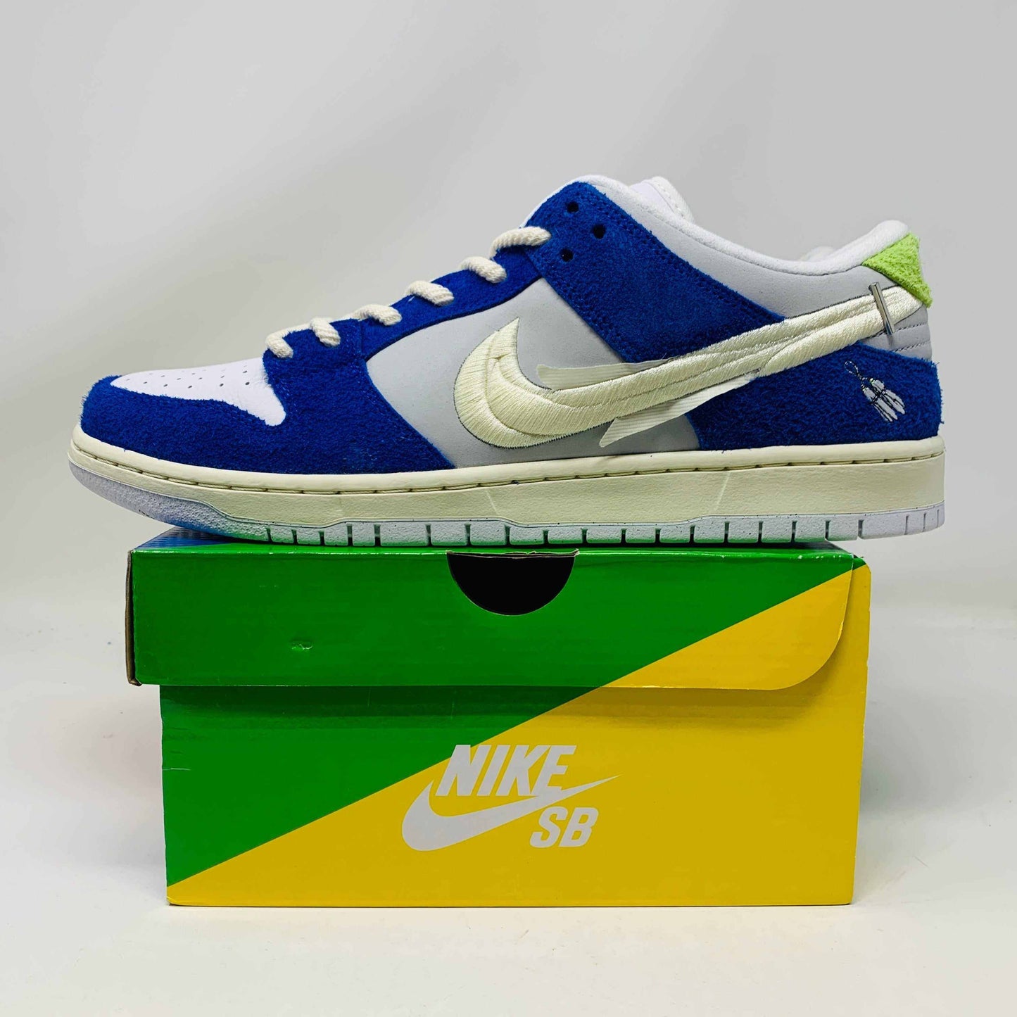 Nike SB Dunk Low Pro Fly Streetwear Gardenia sneaker, blue and white colorway, displayed on a branded box, 2023 release.