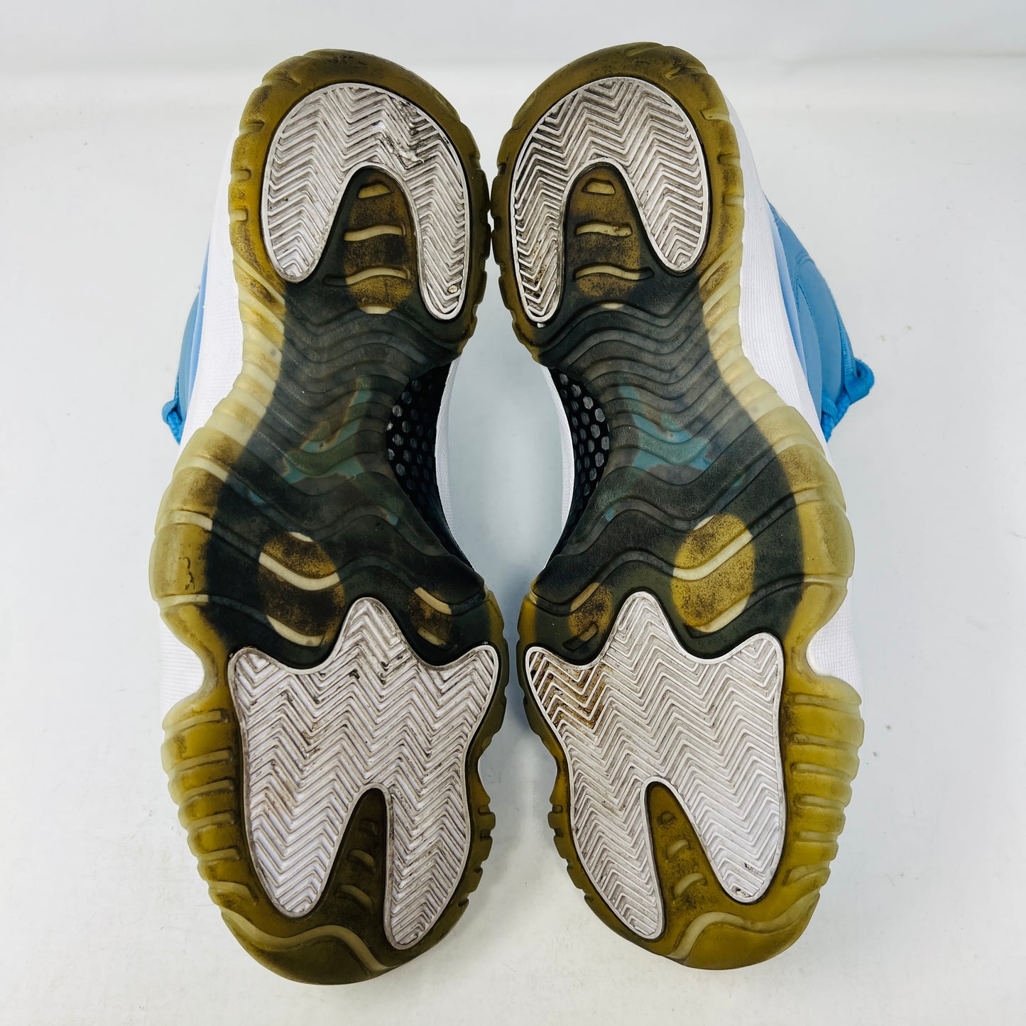 Jordan 11 Retro Pantone