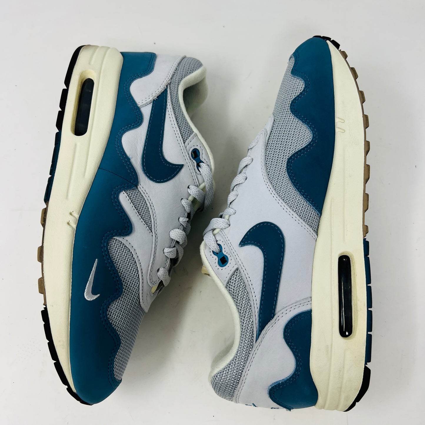 Nike Air Max 1 Patta Waves Noise Aqua with bracelet and extra laces.