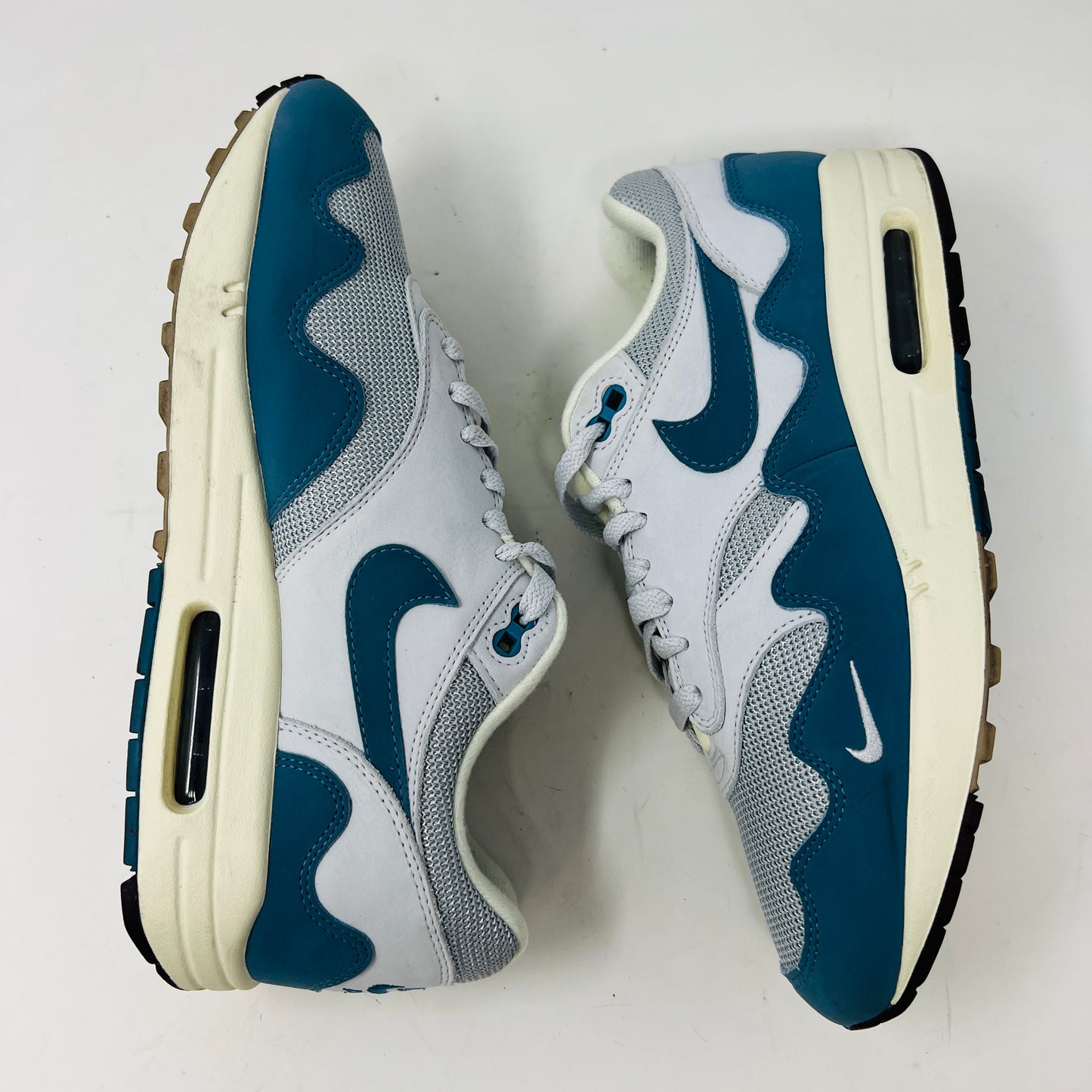 Nike Air Max 1 Patta Waves Noise Aqua with bracelet and extra laces.