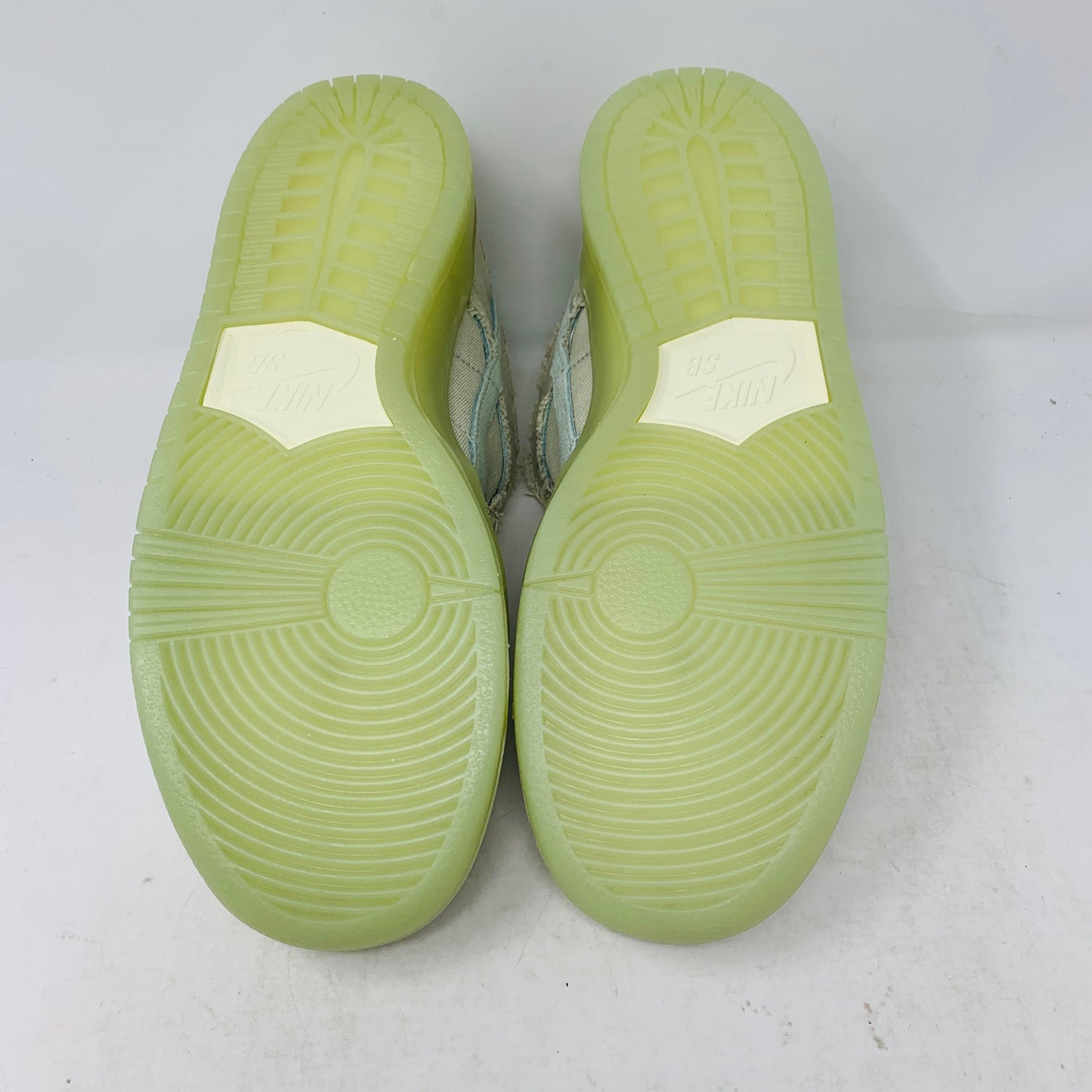 Nike SB Dunk Low Mummy with green soles and extra laces, 2021 model.