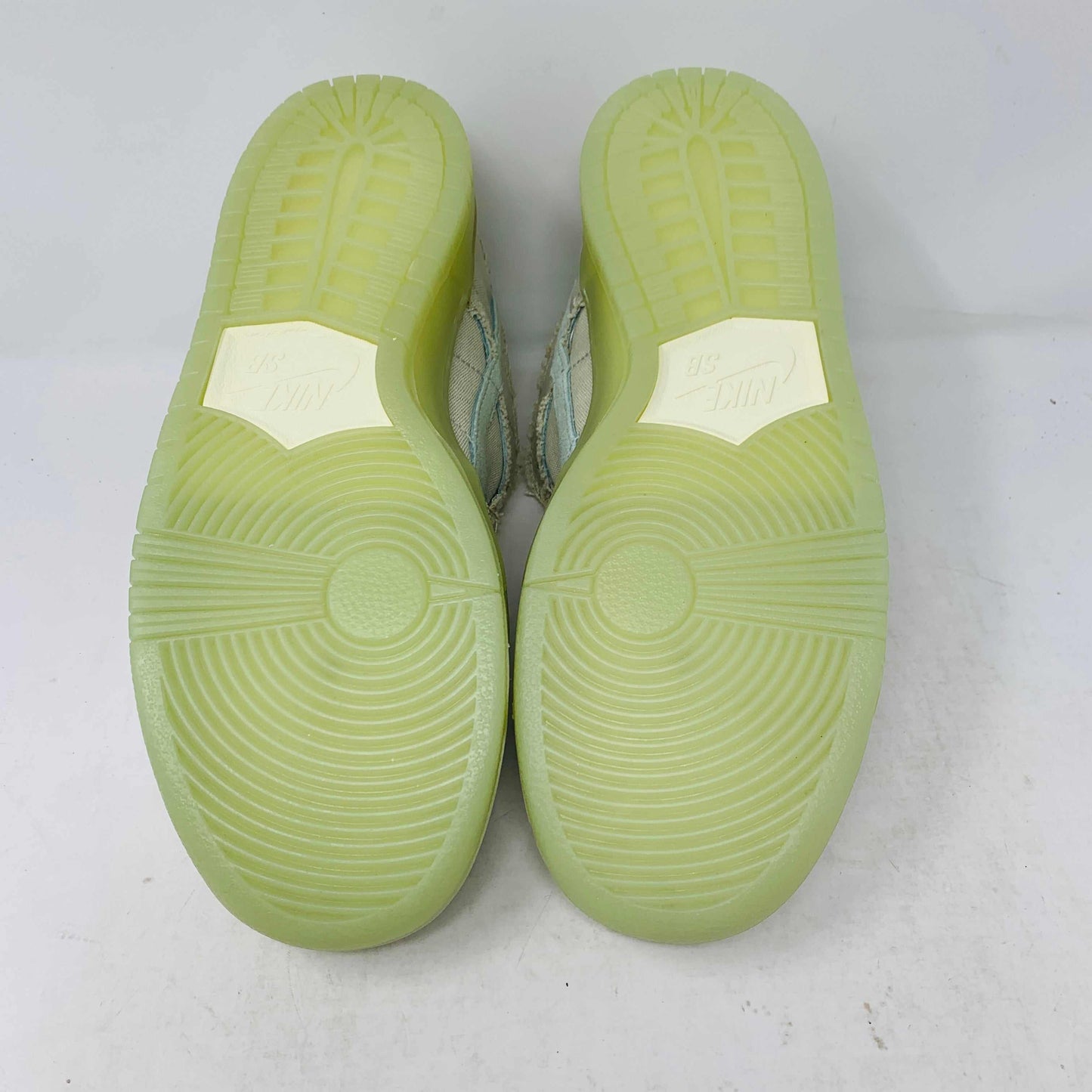 Nike SB Dunk Low Mummy with green soles and extra laces, 2021 model.