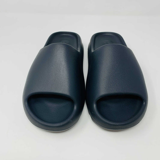 Yeezy Slide Onyx 2022 brand new.