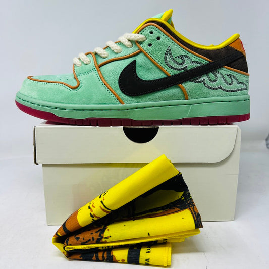 Nike SB Dunk Low Rodeo (2025) sneakers with green laces and included bandana, displayed on box.