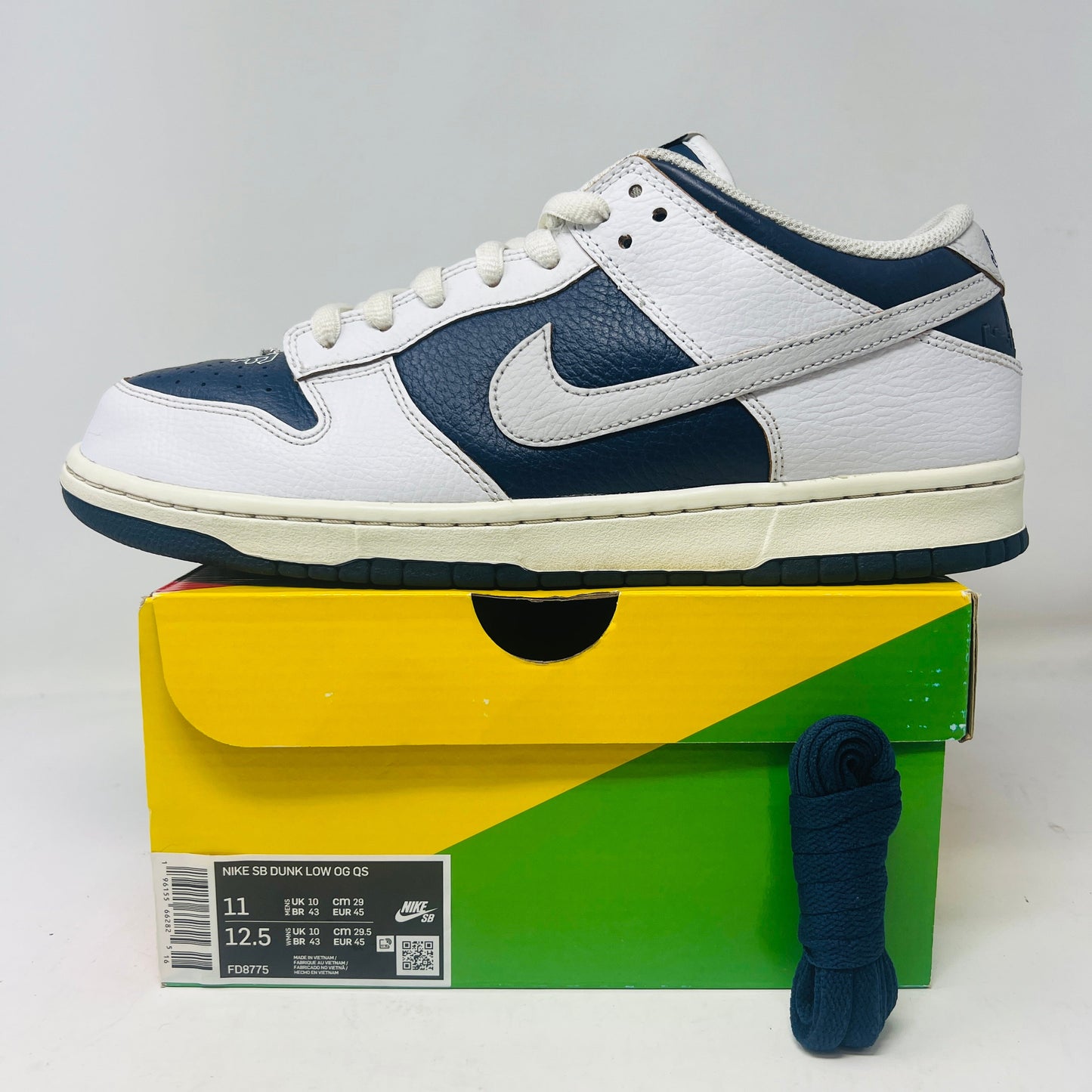 Nike SB Dunk Low HUF New York City sneakers with clean uppers and general wear on soles, 2022 model, extra blue laces included.