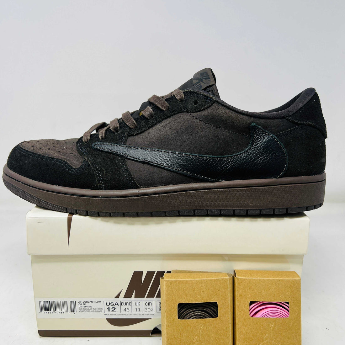 Black Friday Cyber Monday Nike SB Dunk sneakers black brown with extra laces on box