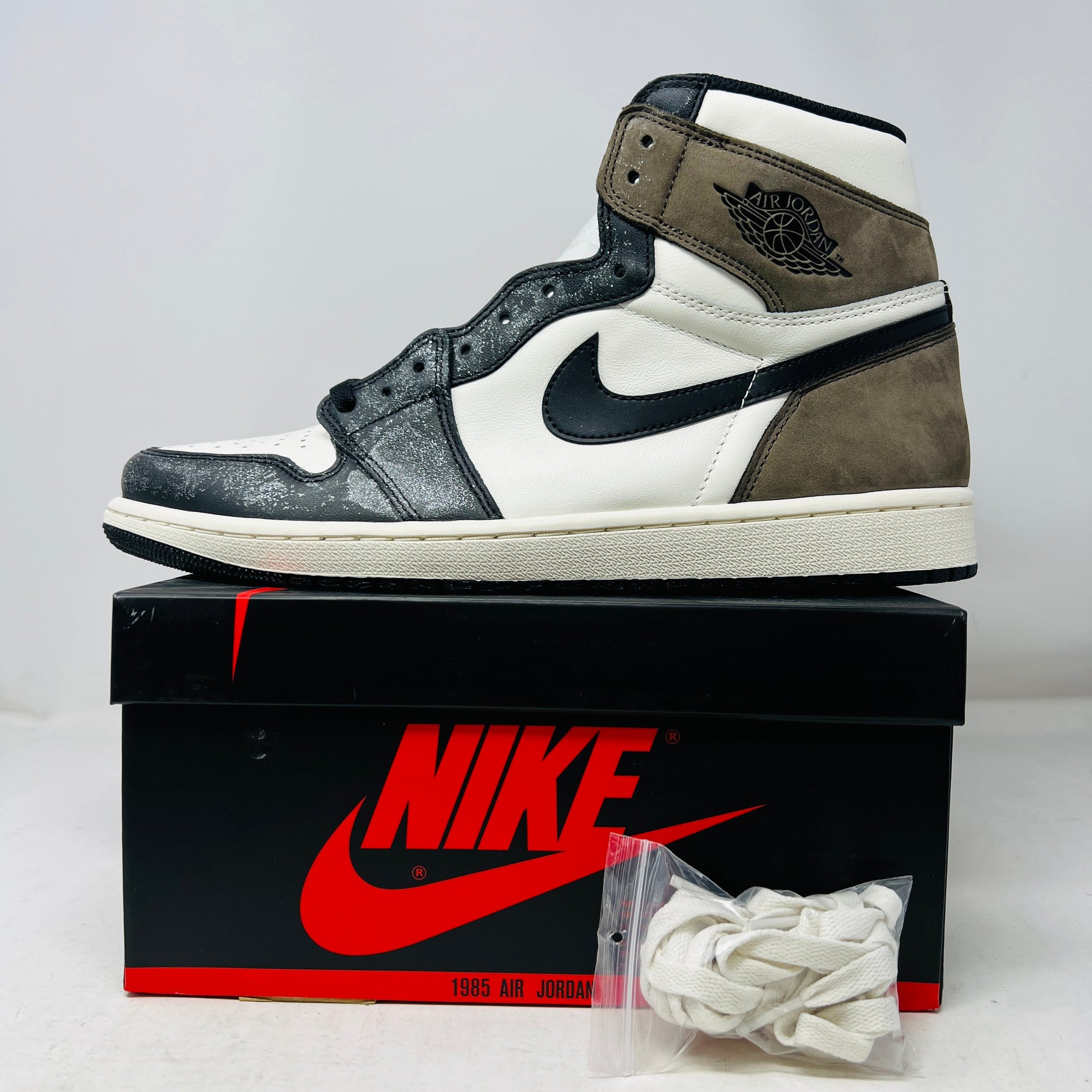 Jordan 1 Retro High Dark Mocha sneakers brand new with extra white laces and good box condition 2020