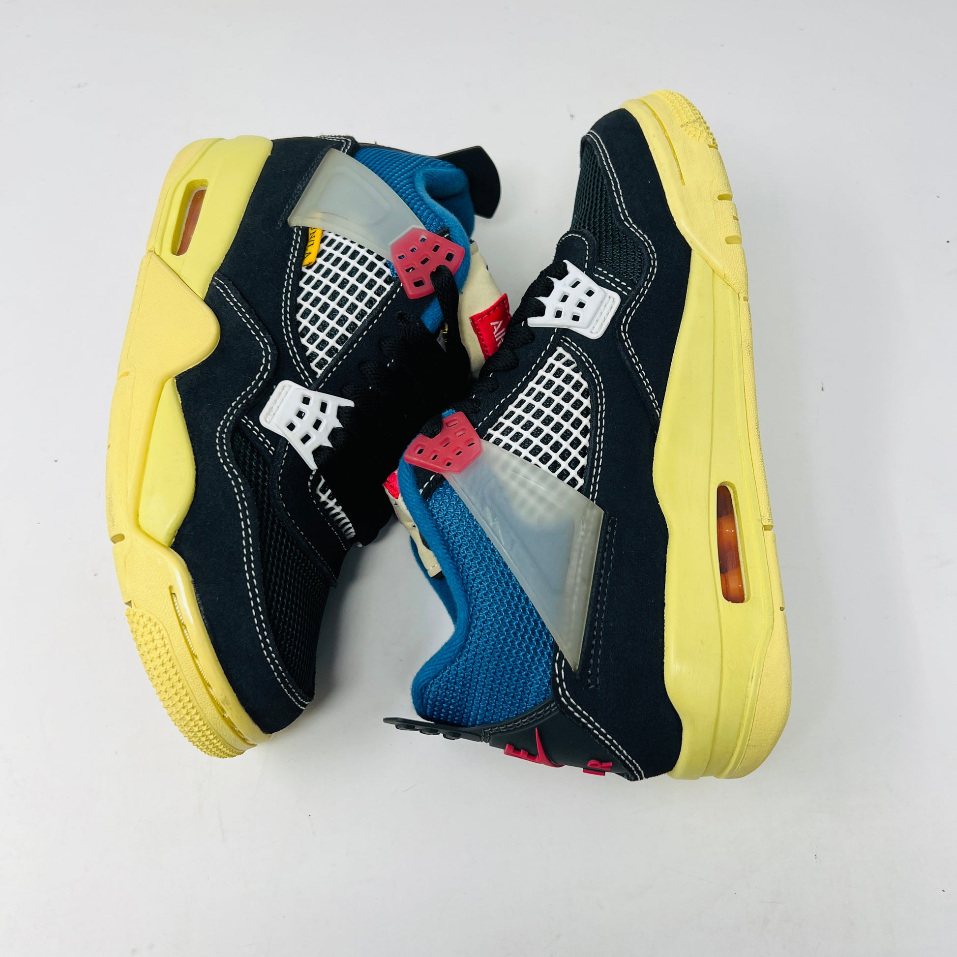 Jordan 4 Retro Union Off Noir sneakers with extra laces, 2020 model.