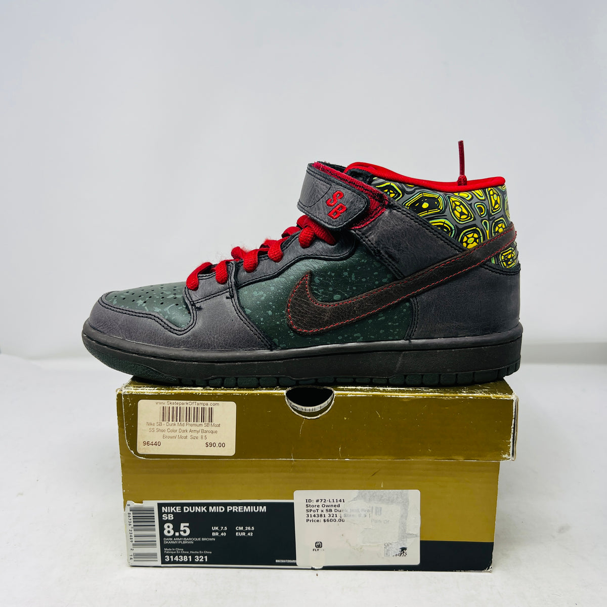 Nike SPoT x SB Dunk Mid Premium 'Moat'