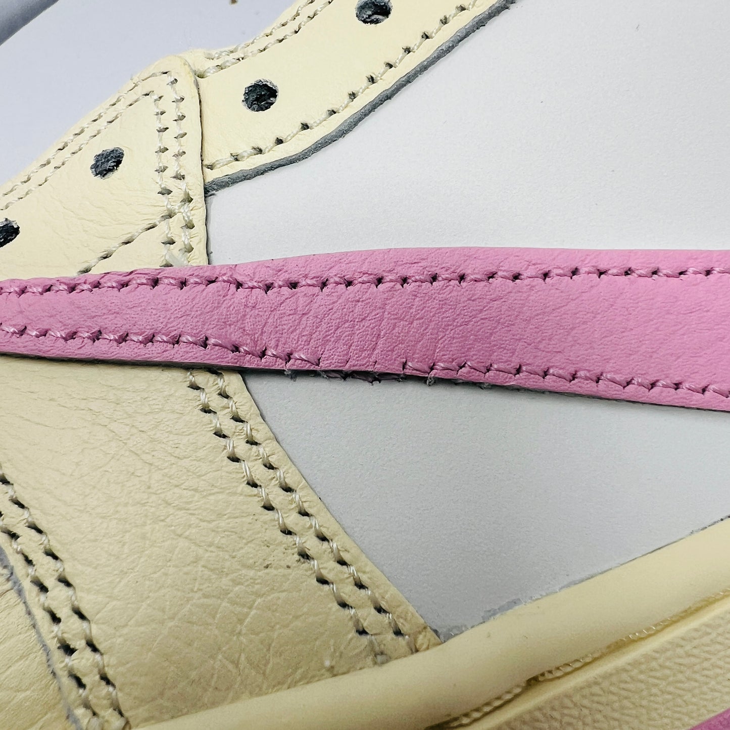 Jordan 1 Retro Low OG SP Travis Scott Shy Pink
