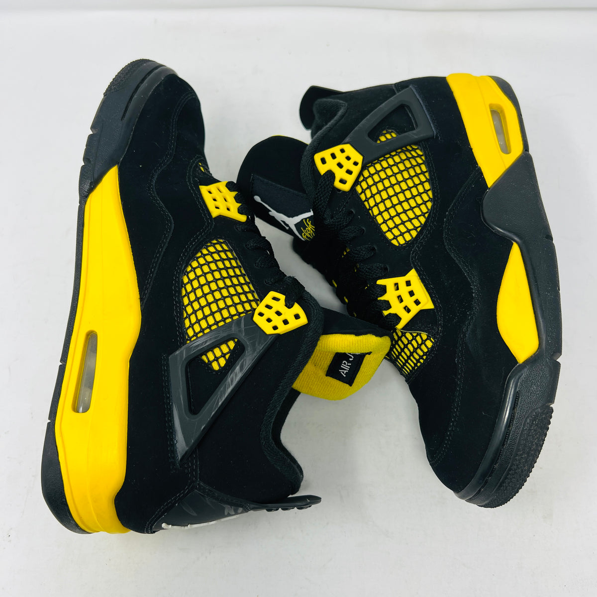 Jordan 4 Retro Thunder (2023)