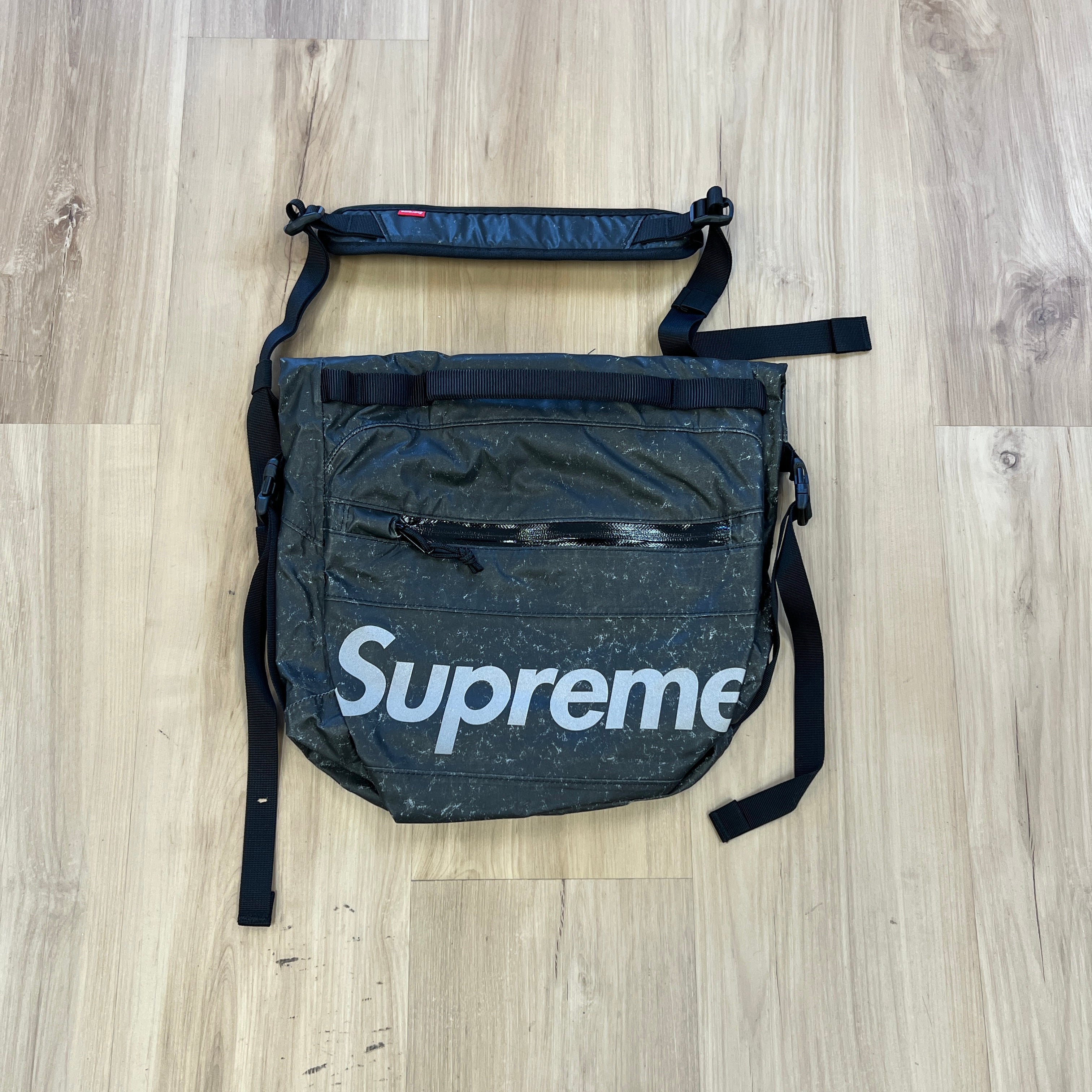 スケートボード supreme Water proof Reflective Bag Supreme Waterproof Reflective Speckled Shoulder Bag – Holy Ground