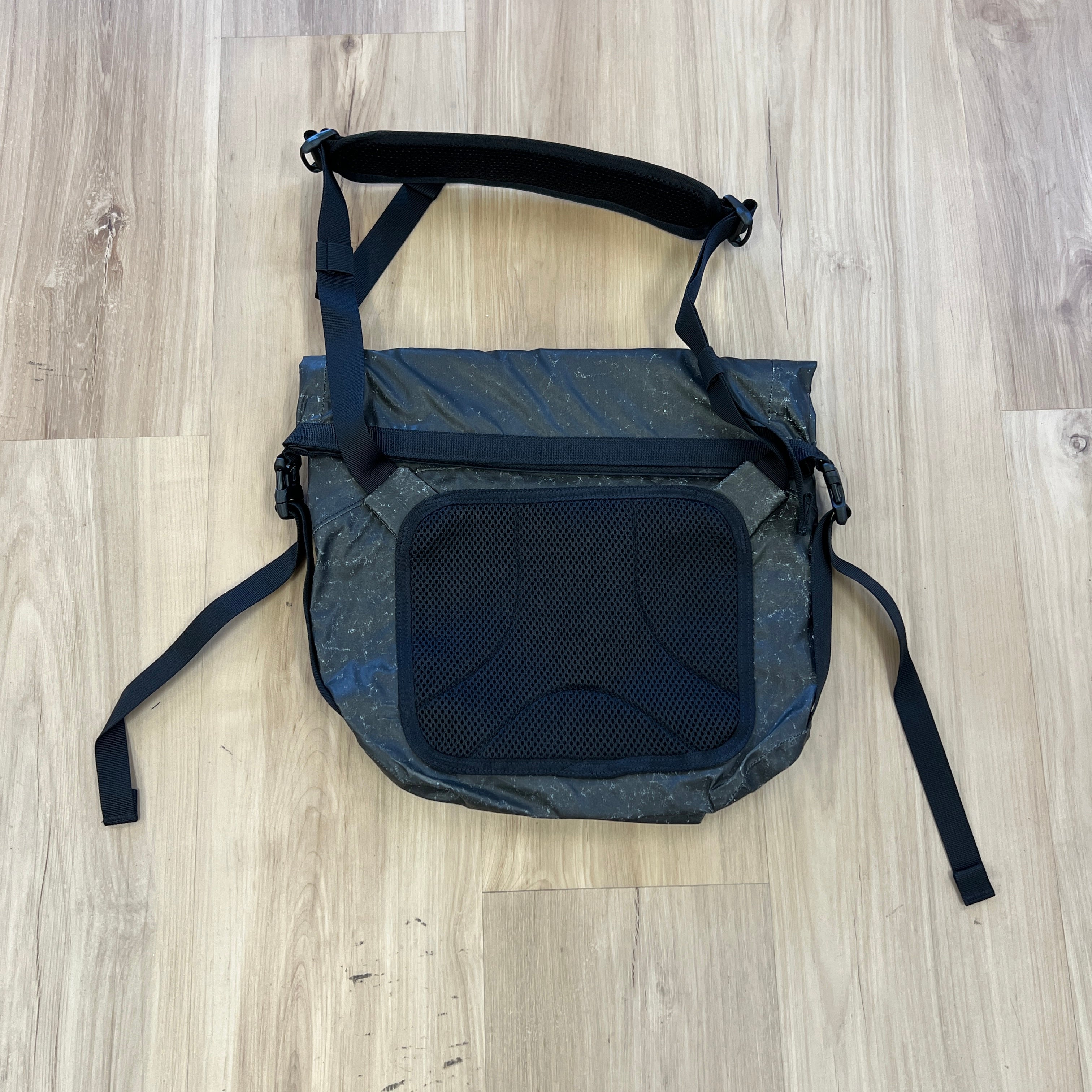 スケートボード supreme Water proof Reflective Bag Supreme Waterproof Reflective Speckled Shoulder Bag – Holy Ground