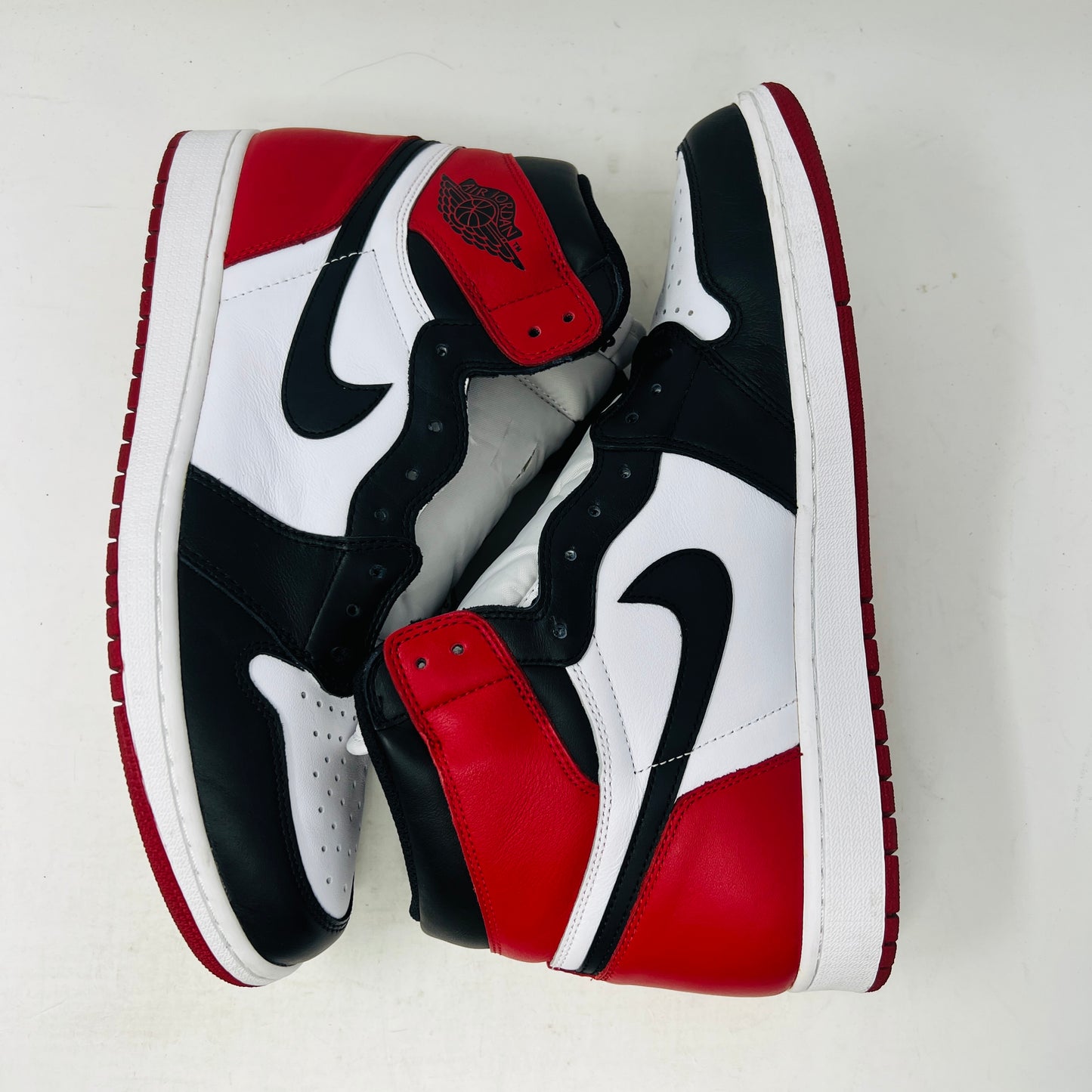 Jordan 1 Retro Black Toe (2016)