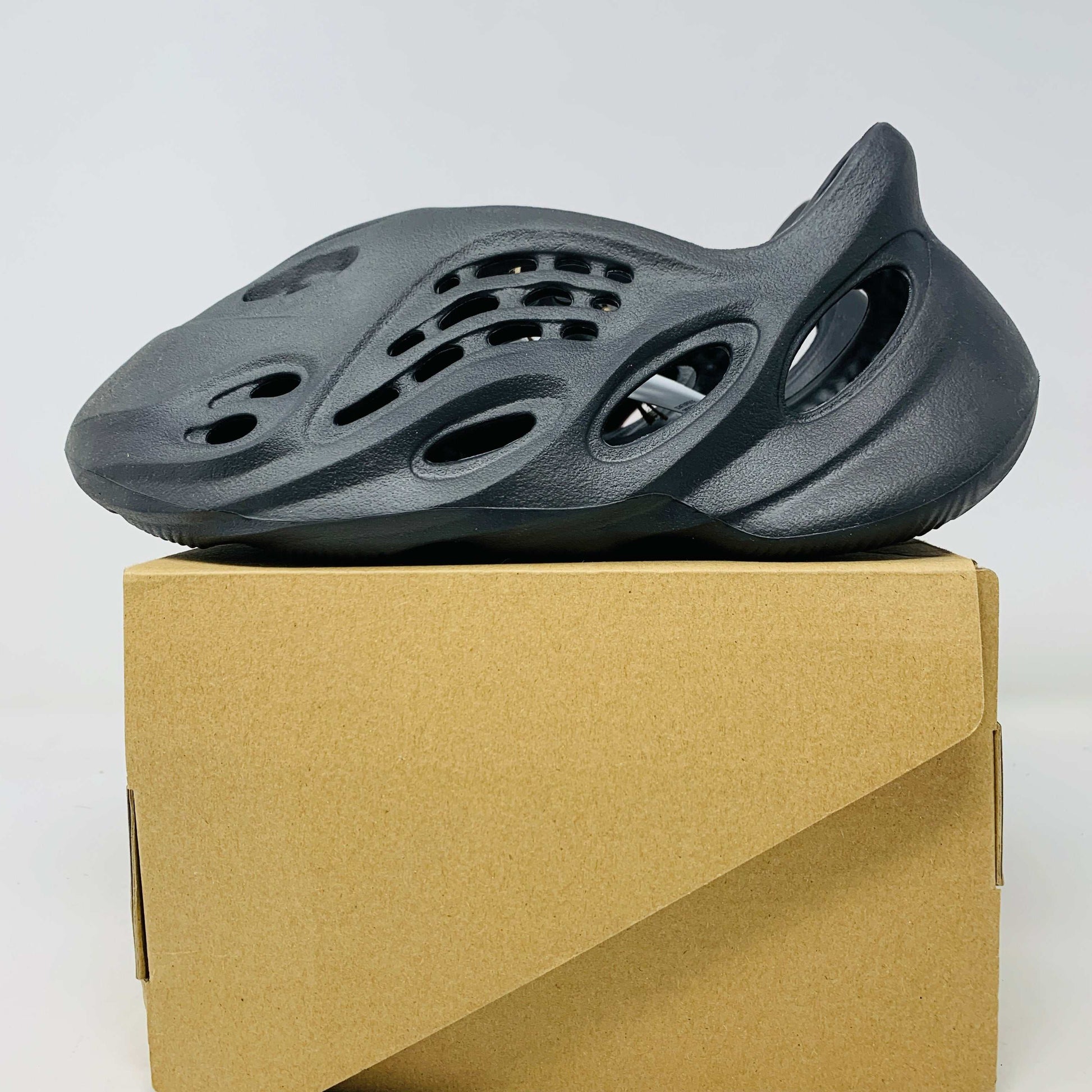 Yeezy Foam RNNR Onyx shoe on box, brand new condition, 2022 model.