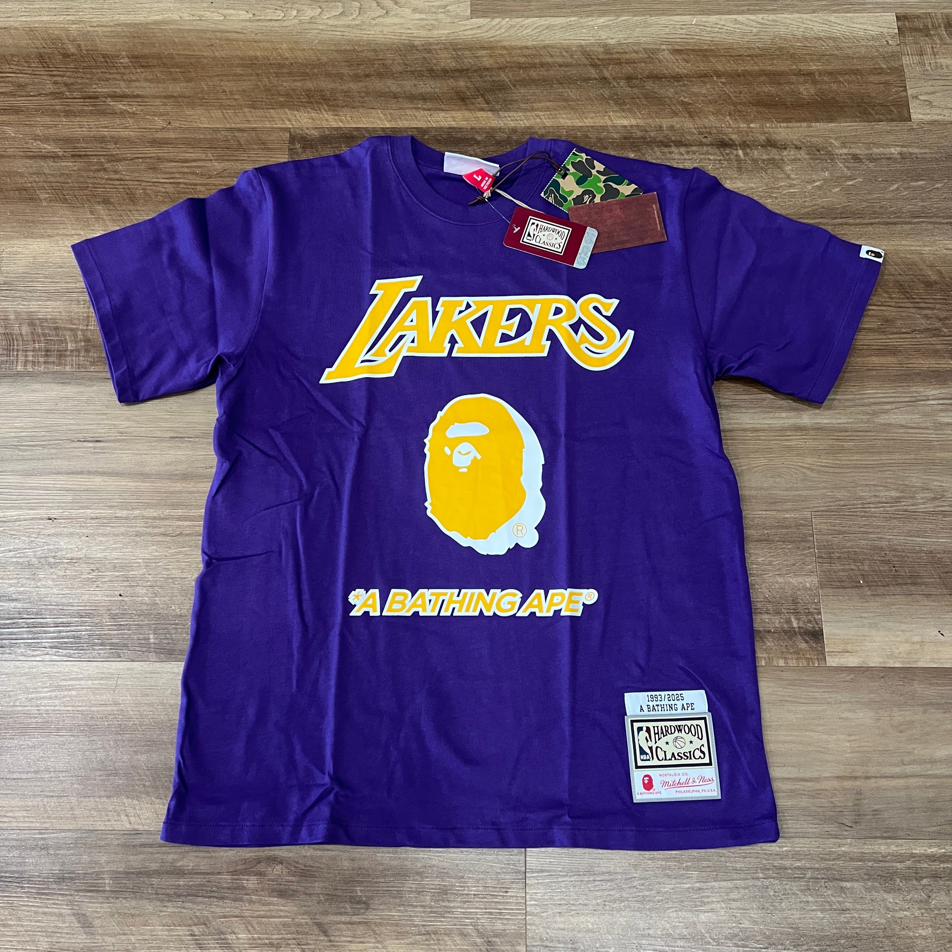 メンズ Lakers M&N x Aape by Bathing Ape A BATHING APE BAPE X M&N NBA Los Angeles Lakers Tee – Holy Ground