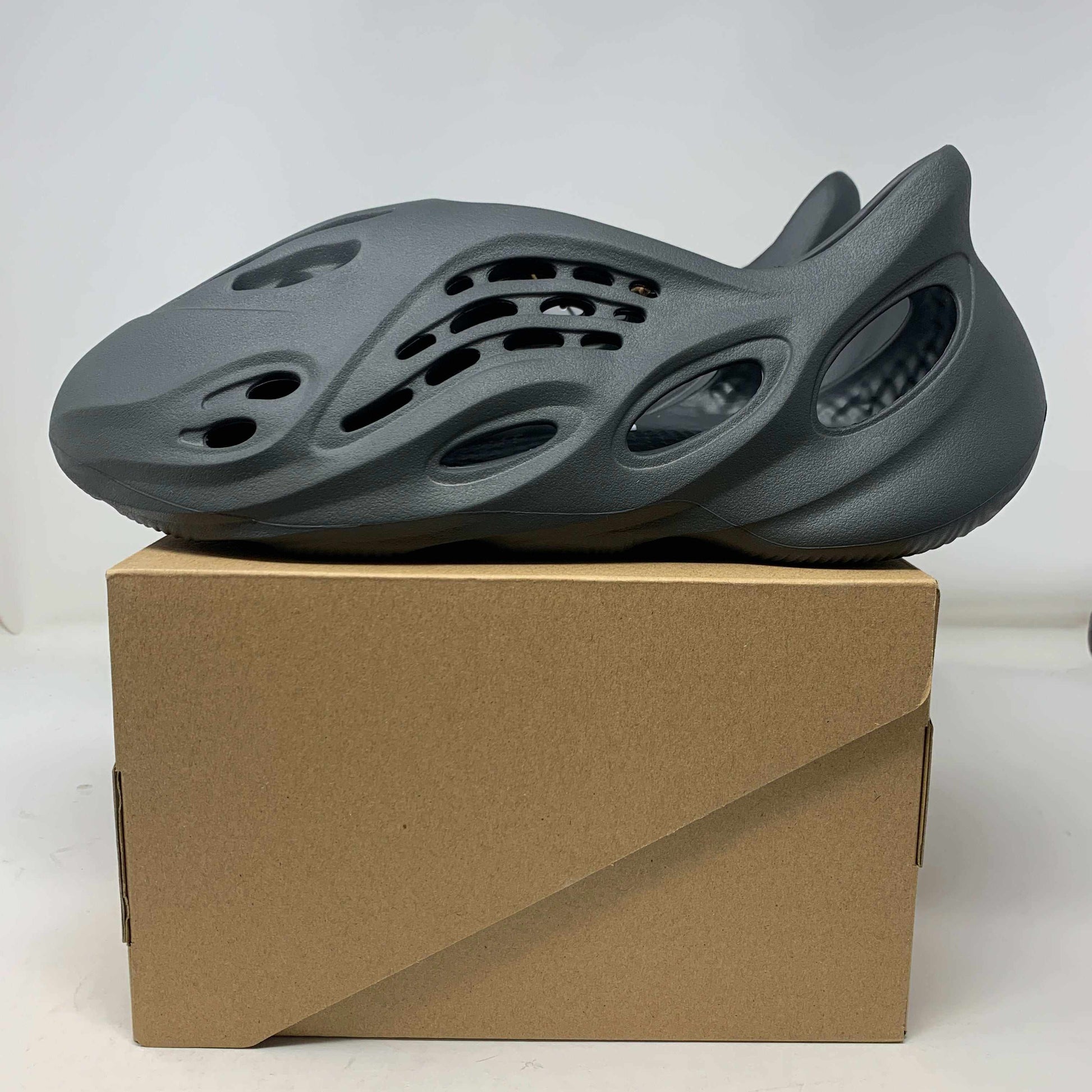 Yeezy Foam Runner Carbon 2023 brand new with good box condition