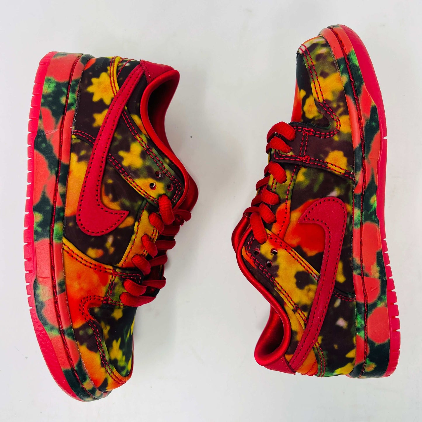 Nike SB Dunk Low The Wizard of Oz Poppy Field sneakers, red and green colorway, poppy flower graphic, suede and leather upper.