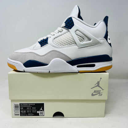 Jordan 4 Retro SB Navy sneaker with white, navy, and grey color on Nike SB box, 2023 model