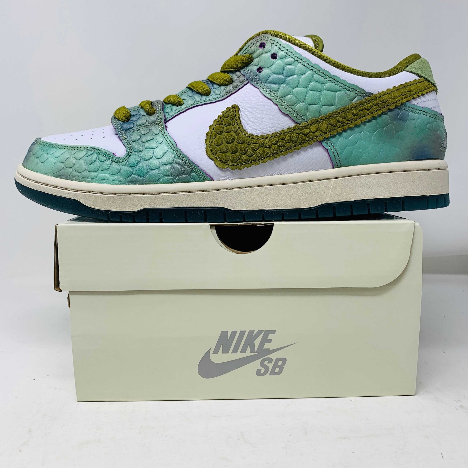 Nike SB Dunk Low Alexis Sablone Chameleon sneakers in green and white with textured design, 2024 model, displayed on box.
