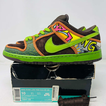 Nike SB Dunk Low De La Soul 2015 sneaker in green and brown on box with slight box damage