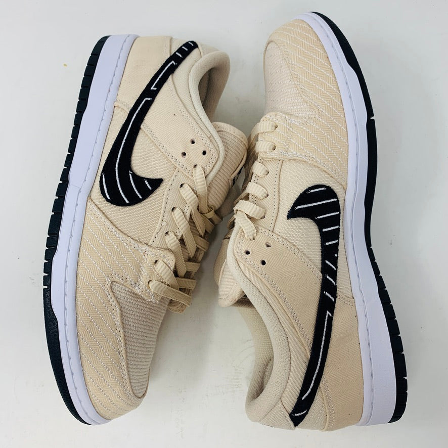 Nike SB Dunk Low Albino and Preto sneakers with black swoosh on box, four colored laces included.