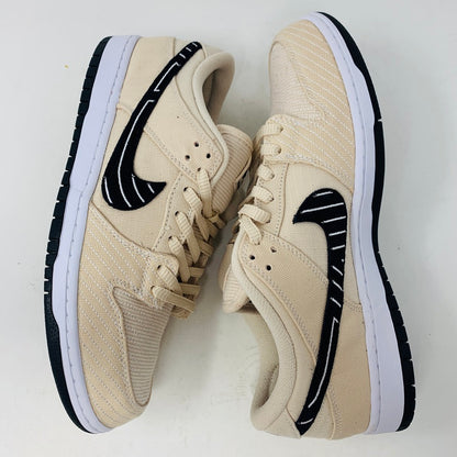Nike SB Dunk Low Albino and Preto sneakers with black swoosh on box, four colored laces included.