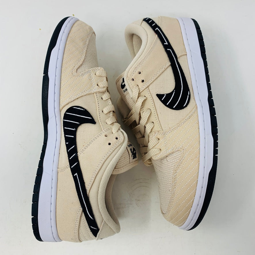 Nike SB Dunk Low Albino and Preto sneakers with black swoosh on box, four colored laces included.