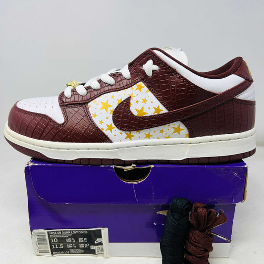 Nike SB Dunk Low Supreme Stars Barkroot Brown sneaker with yellow star accents on white side panel, textured brown leather uppers, white laces, and white midsole on purple box with extra laces and hang tag, 2021 model