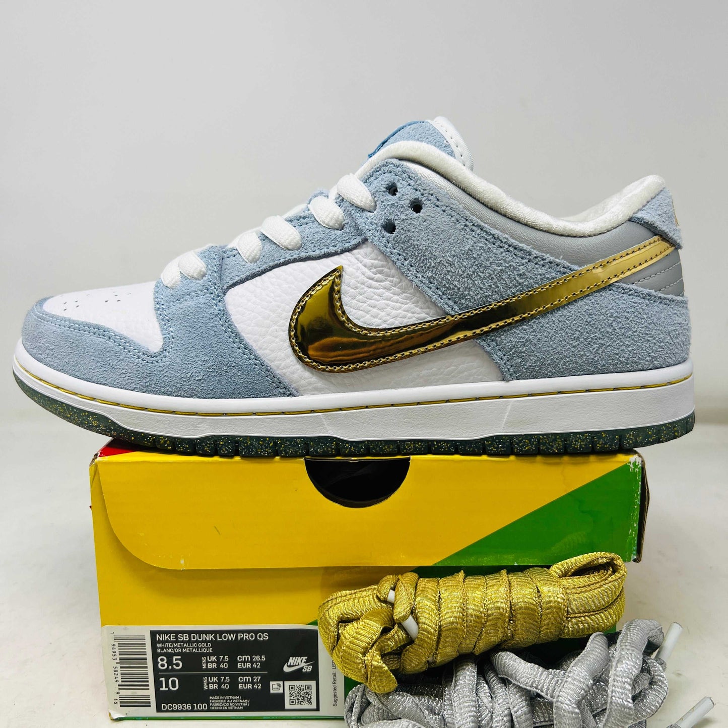 Nike SB Dunk Low Sean Cliver 2020 sneaker with blue suede, white leather, gold swoosh, extra laces, and original box