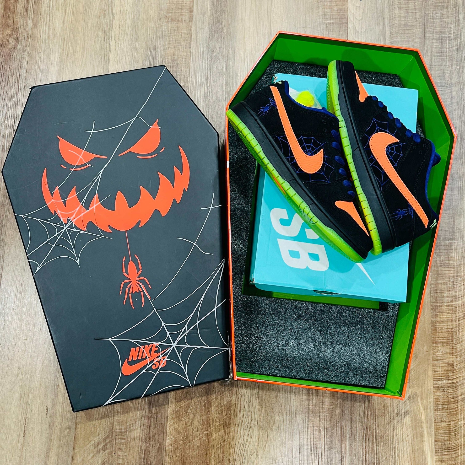 Nike SB Dunk Low Night of Mischief Halloween Special Box with extra laces, 2019 release.