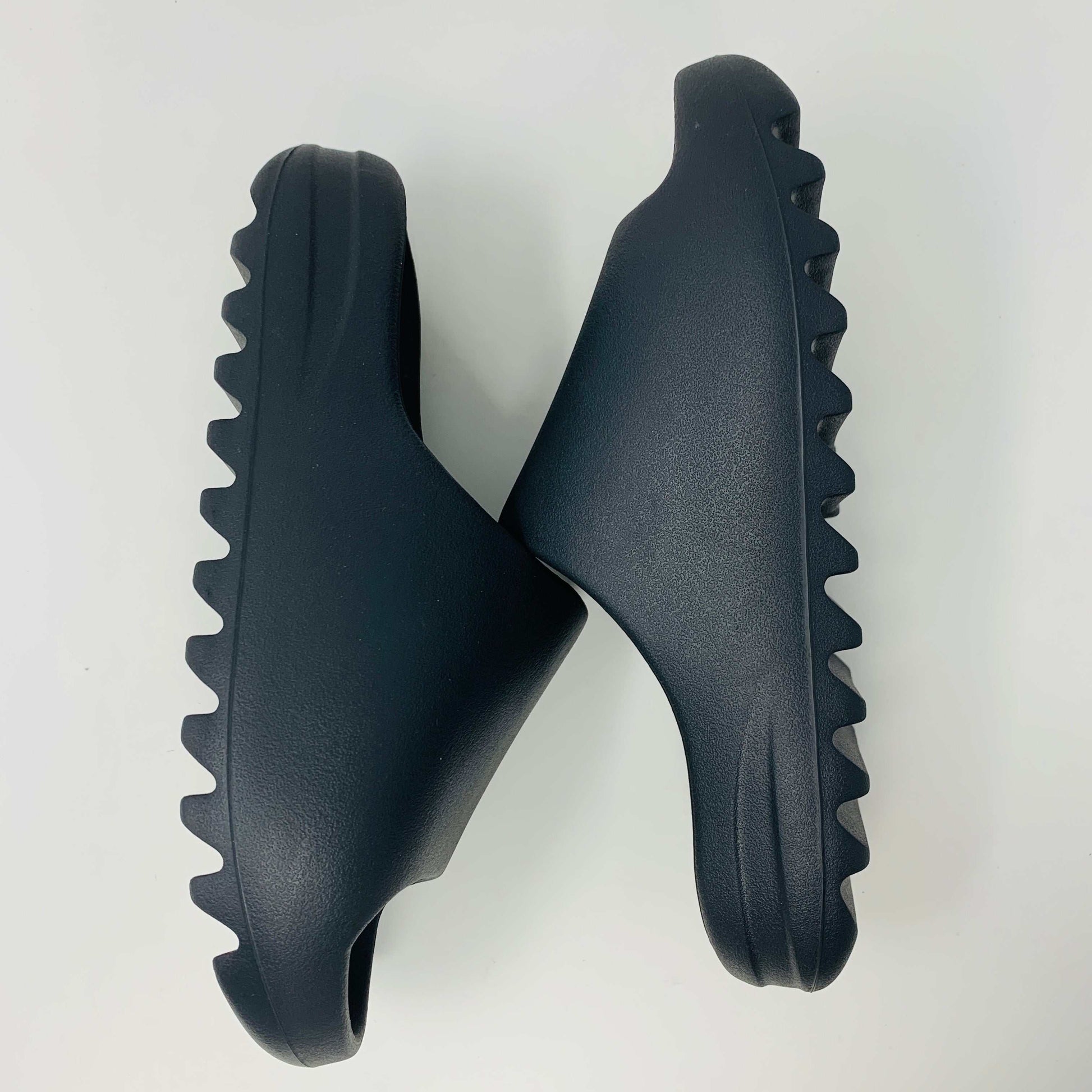 Yeezy Slide Onyx 2022 brand new with good box condition.