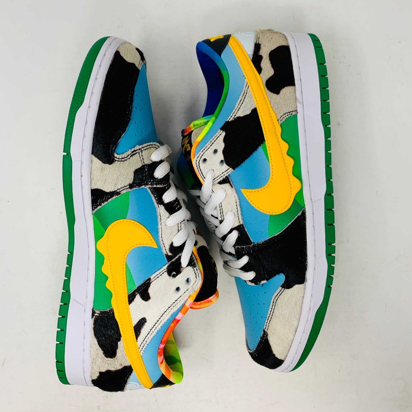 Introducing the new Nike SB Dunk Low Chunky Dunky with a vibrant cow print, featuring blue, green, and yellow sections. This 100% authentic sneaker includes a yellow swoosh and comes in a matching green and yellow box with extra laces, all from Nike.