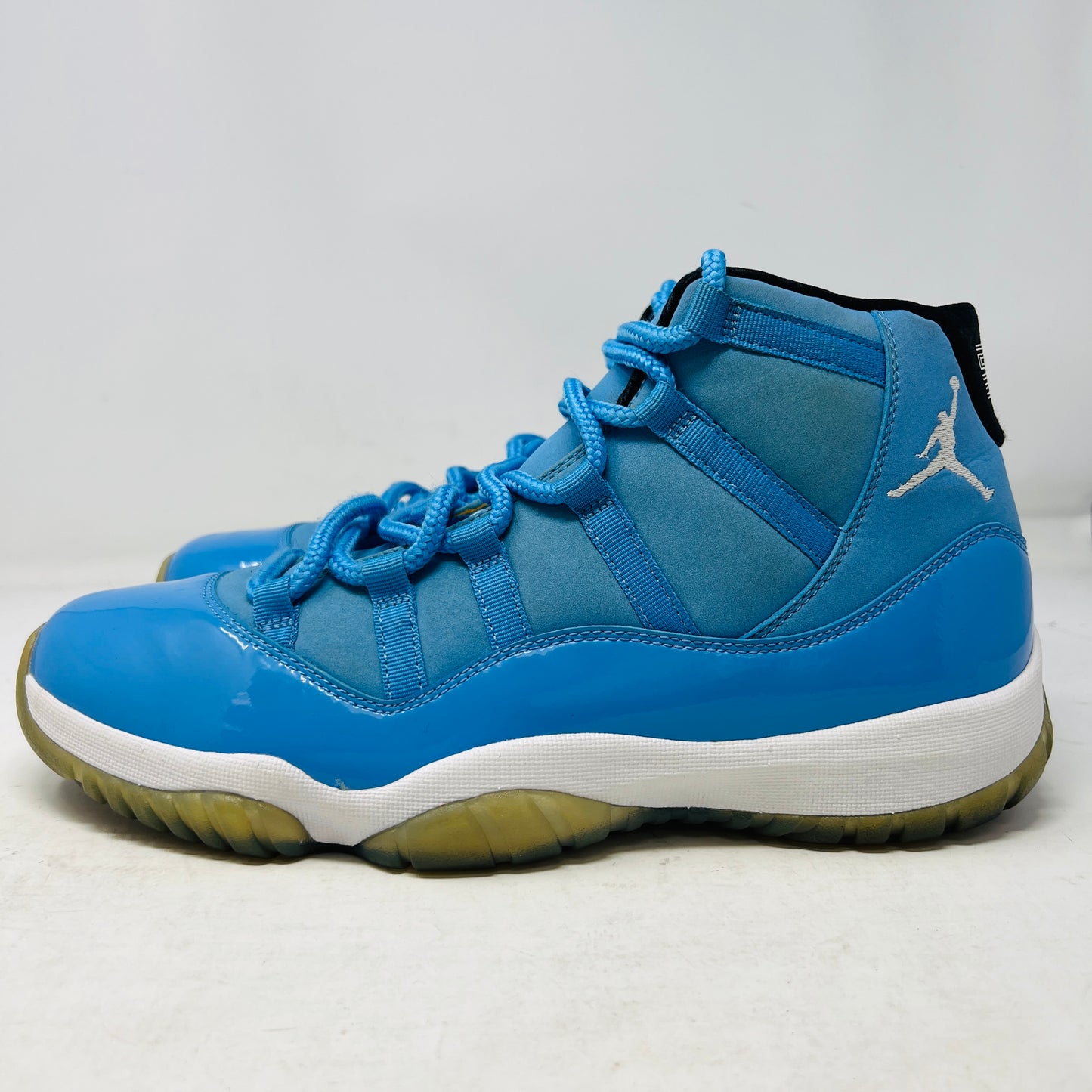 Jordan 11 Retro Pantone