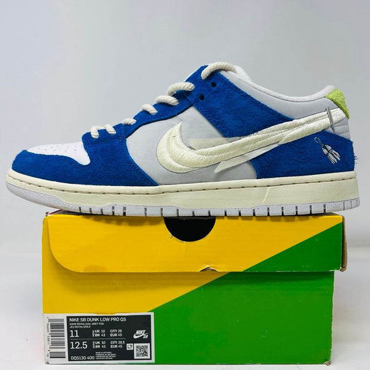 Nike SB Dunk Low Pro Fly Streetwear Gardenia sneaker with blue and white design, shown on a green and yellow box.