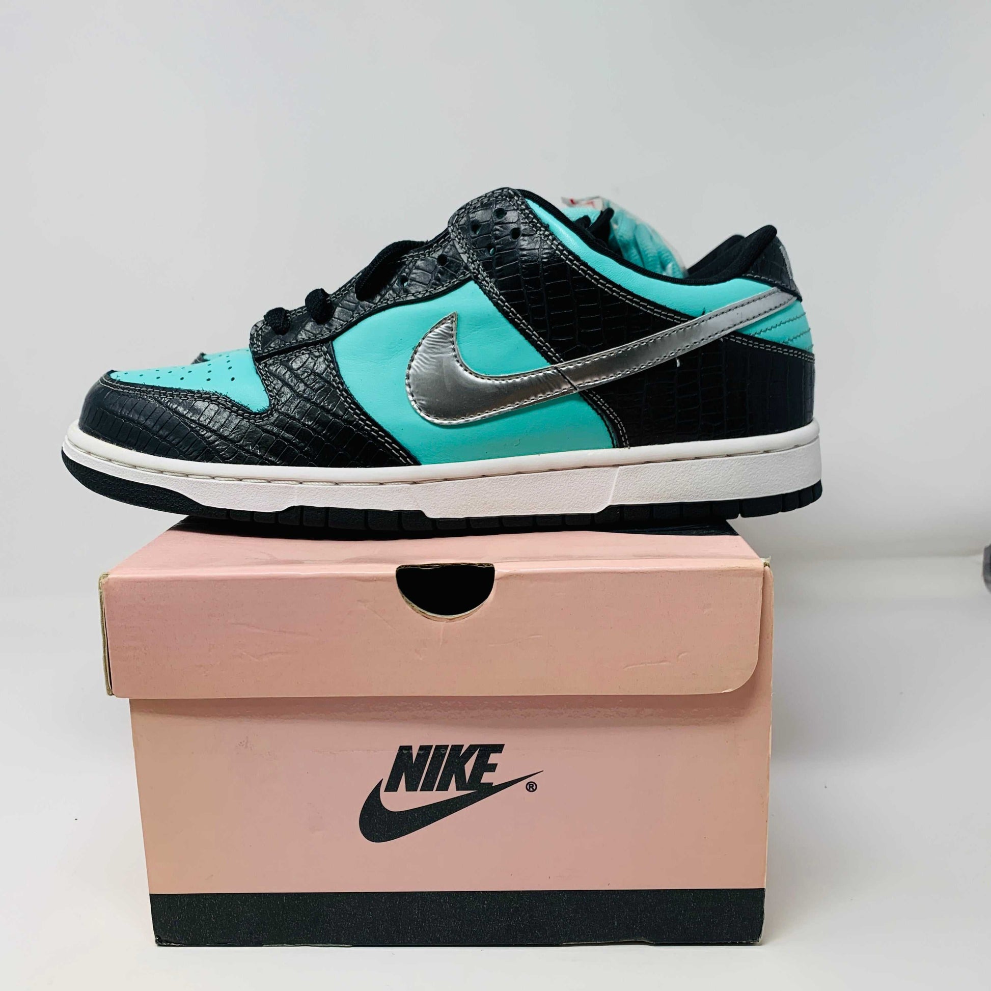 Nike SB Dunk Low Diamond Supply Co. sneakers in brand new condition with Tiffany laces, 2005 edition.