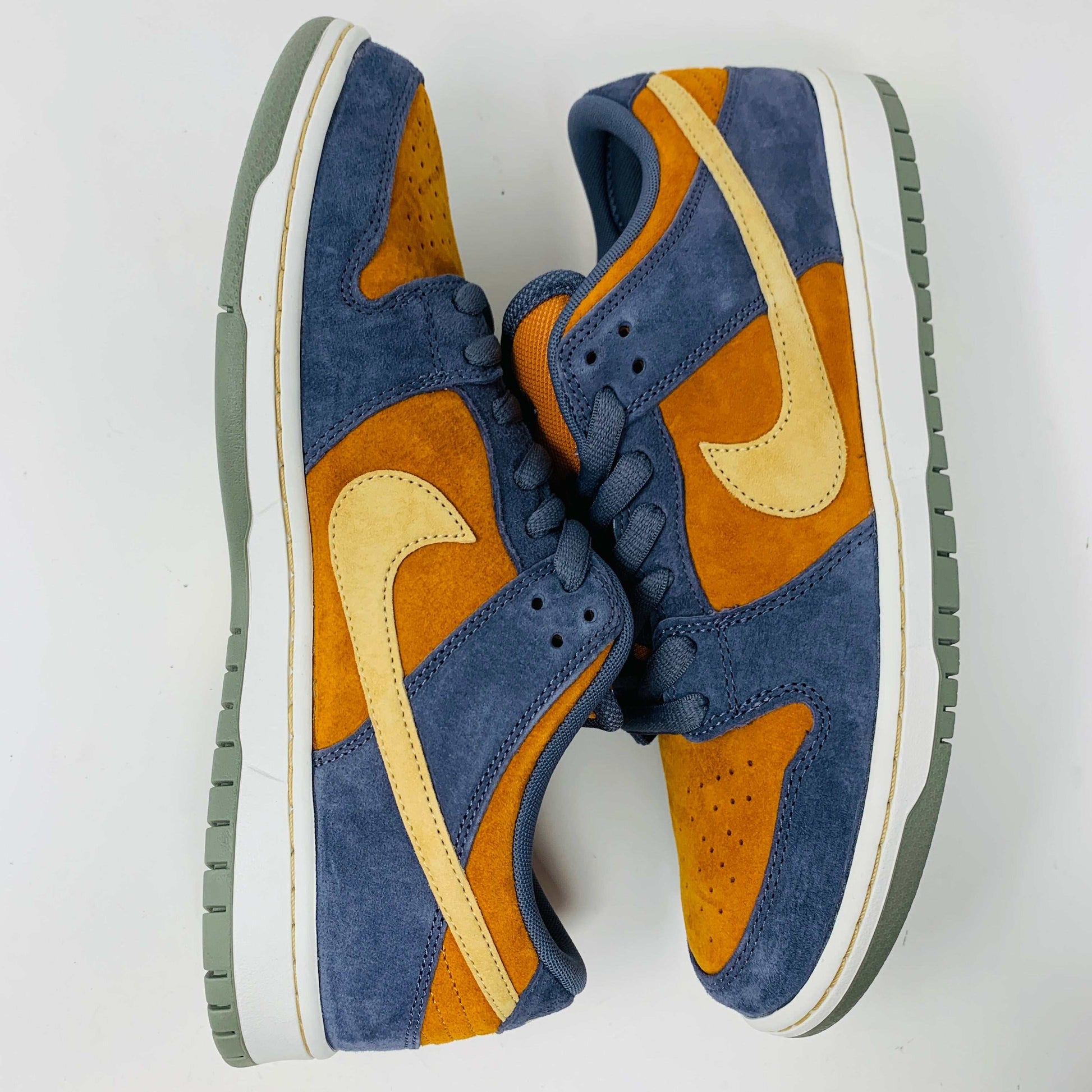 Nike SB Dunk Low Light Carbon Monarch sneakers, brand new, 2024 release.