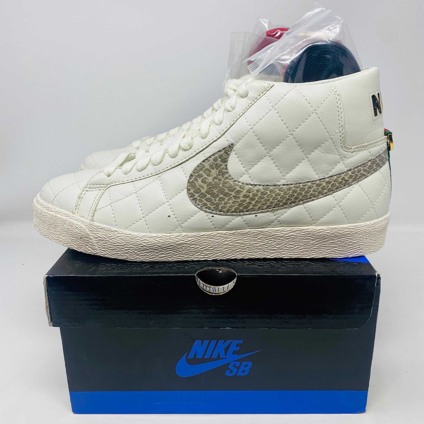Nike SB Supreme Blazer White 2006 sneakers, brand new condition, with extra black and red laces, displayed on box.