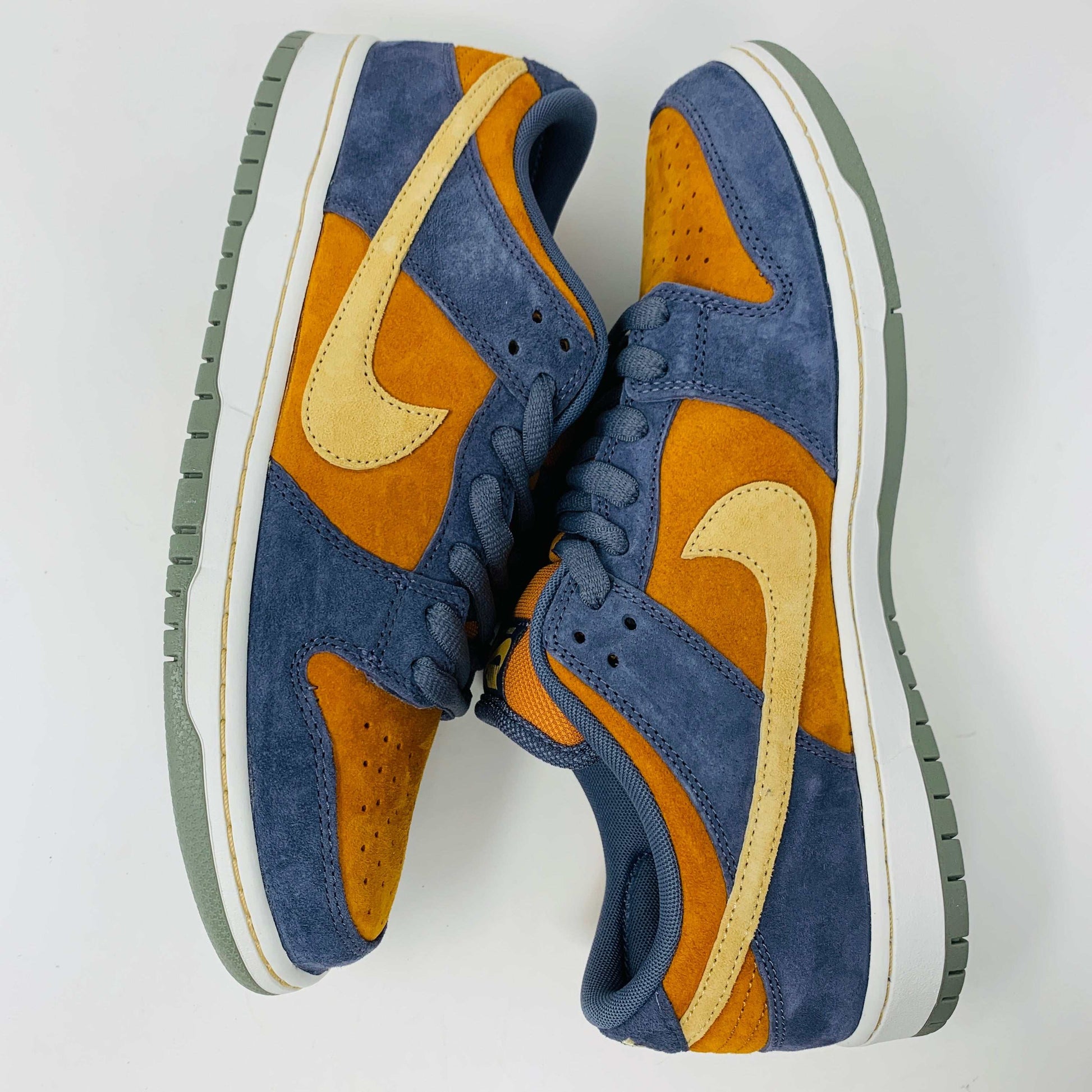 Nike SB Dunk Low Light Carbon Monarch sneakers, brand new, 2024 release.