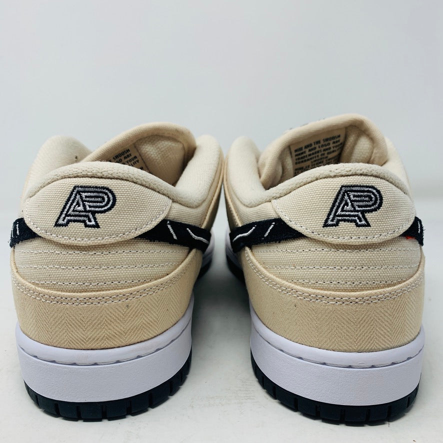 Nike SB Dunk Low Albino and Preto sneakers with black swoosh on box, four colored laces included.