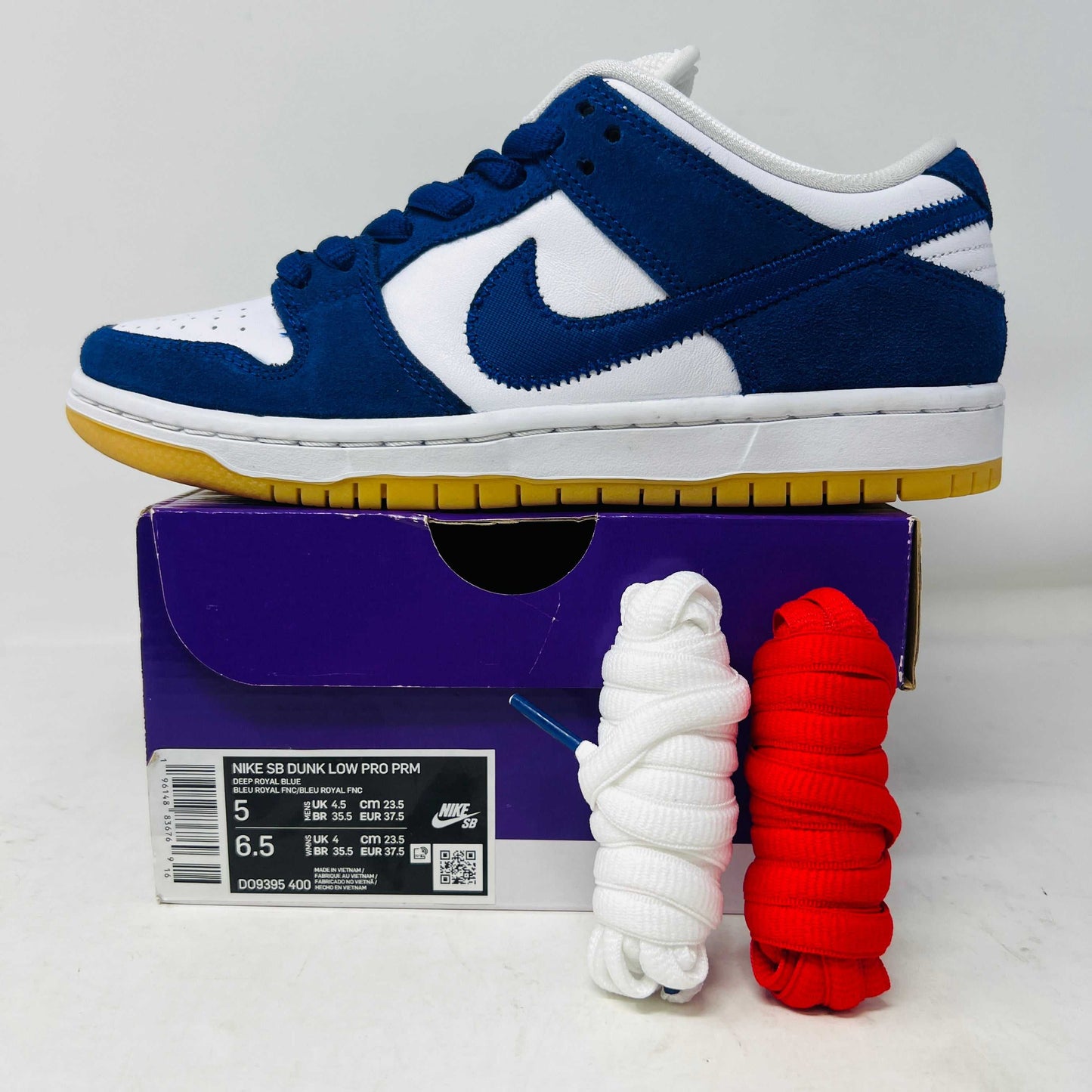 Nike SB Dunk Low Los Angeles Dodgers sneakers with box, white and red laces, condition 9/10, worn twice, 2022 release.