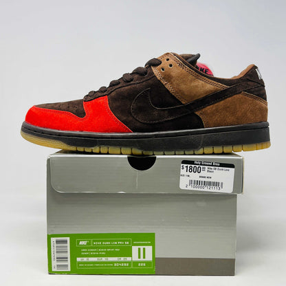 Nike SB Dunk Low Bison sneakers with extra laces, brand new condition, 2003 release.