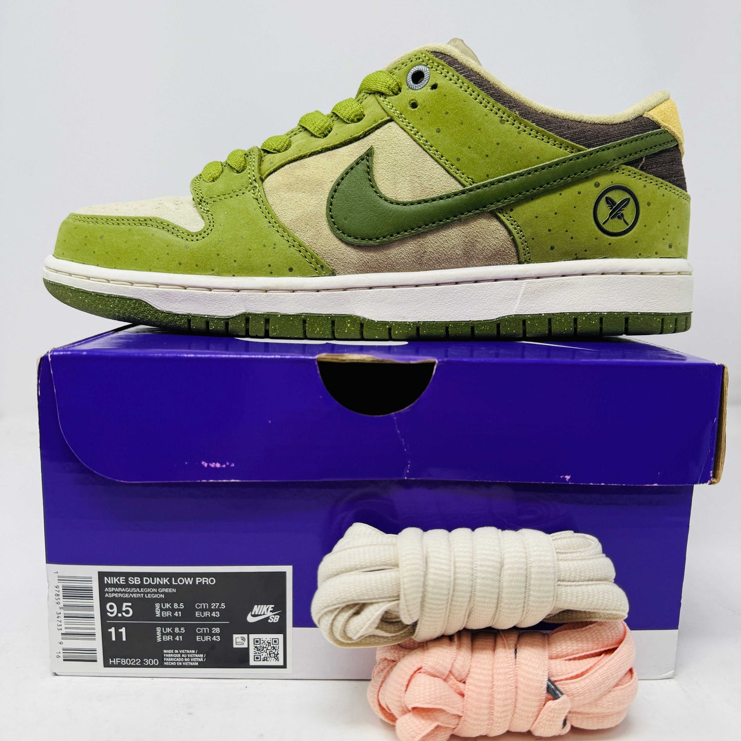 Nike SB Dunk Low Yuto Horigome Matcha sneaker in green and beige on purple box with extra laces